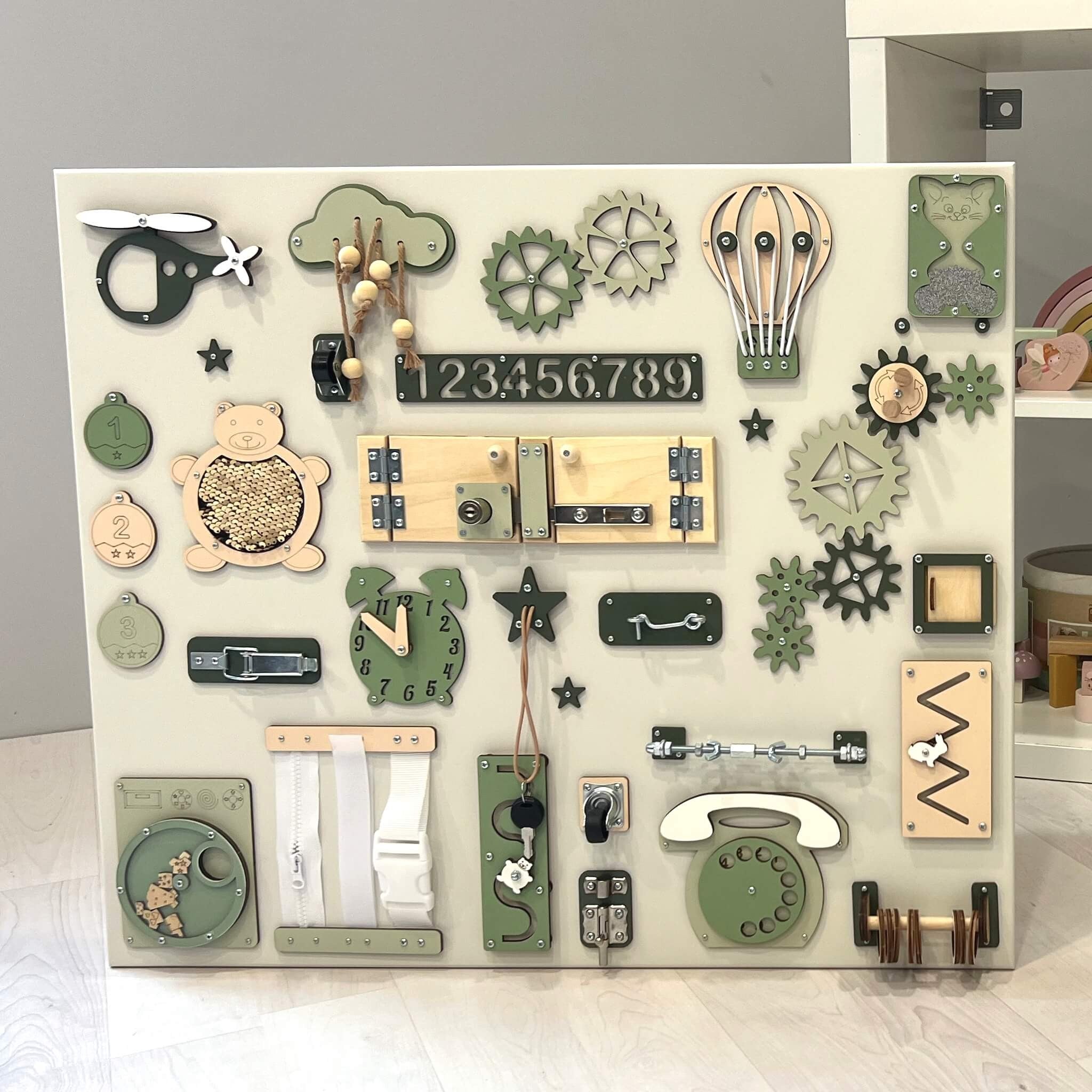Didelė Montessori veiklos lenta mokymuisi (60×70 cm) - BureiKids