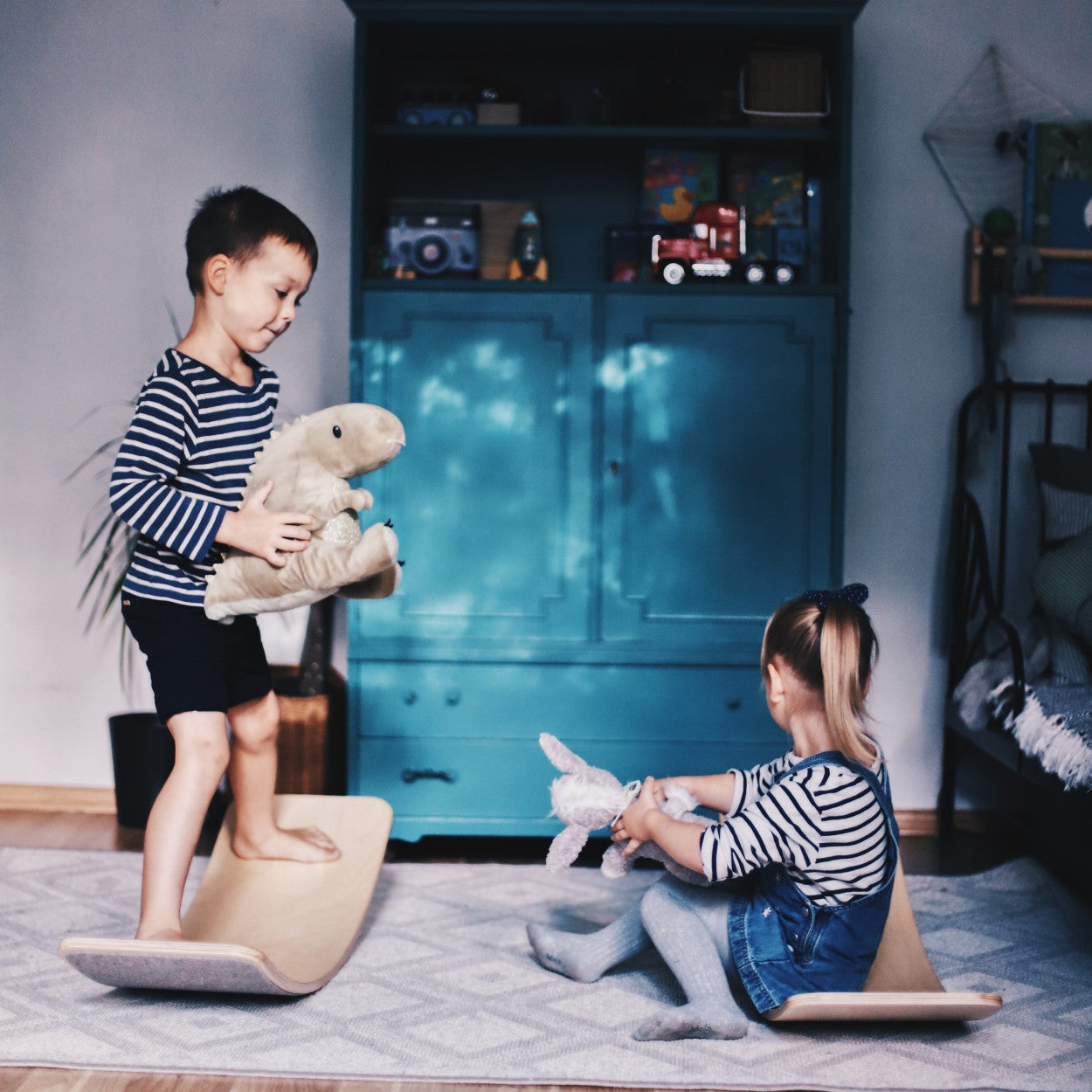 Medinė balansinė lenta su pilku veltiniu - BureiKids