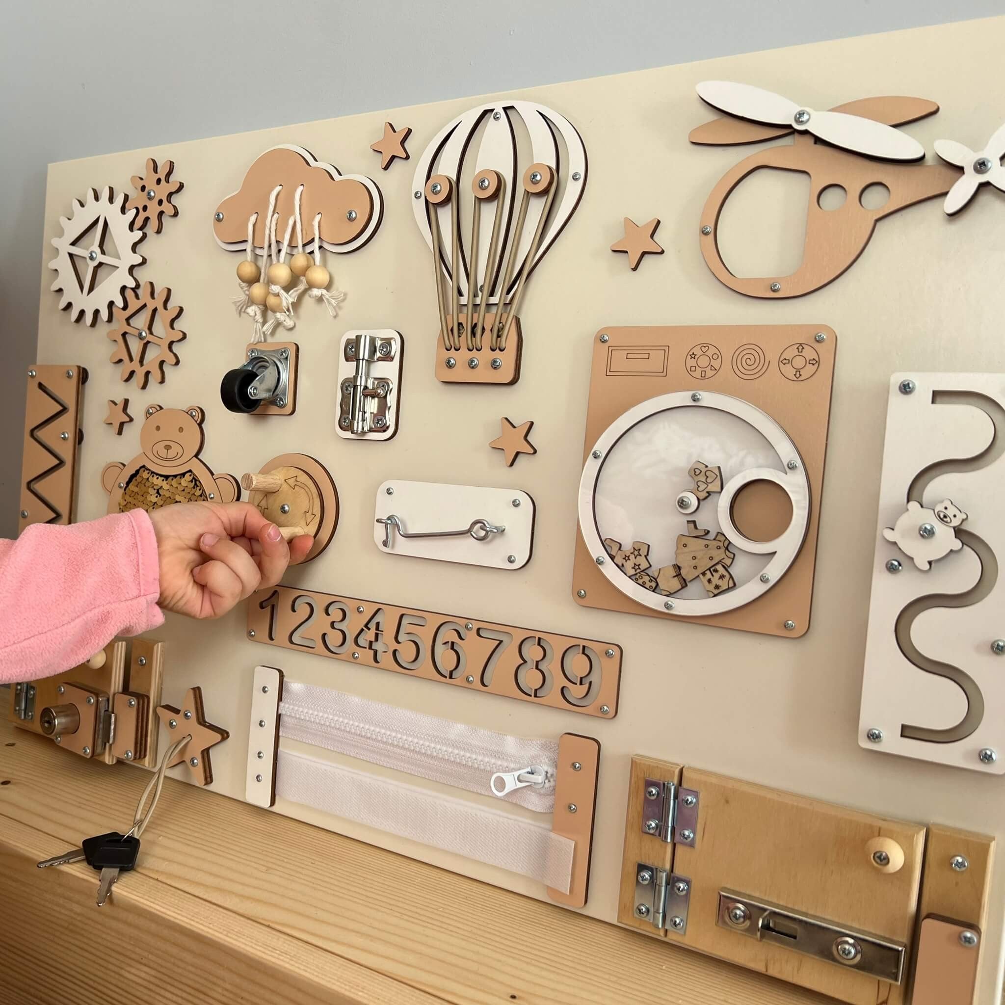 Montessori veiklos lenta su durelėmis ir užraktais (40×60 cm) - BureiKids