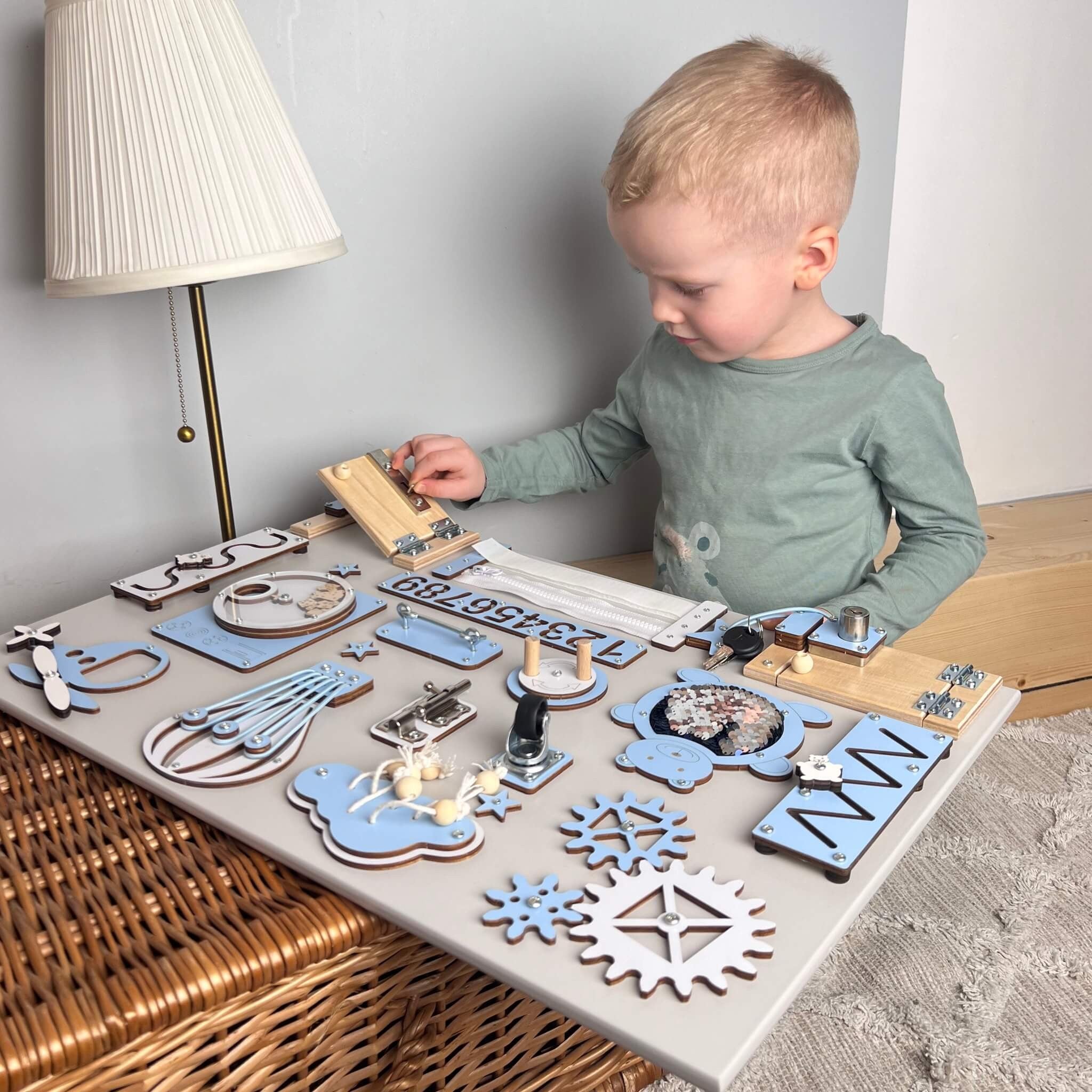 Montessori veiklos lenta su durelėmis ir užraktais (40×60 cm) - BureiKids